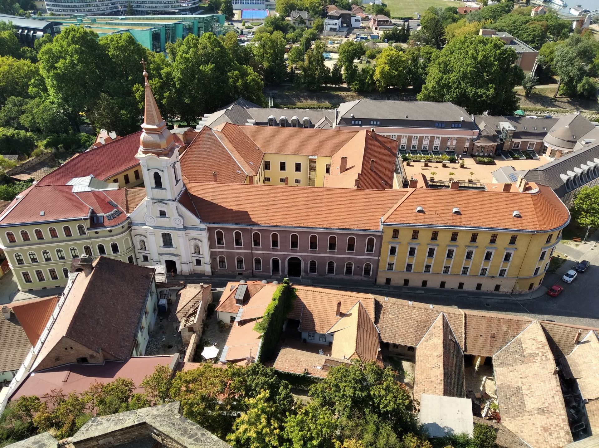 Elöl a Templom és a Rendház (Zárda) a Szociális Otthonnal. Háttérben körben az Árpád-házi Szent Erzsébet Gimnázium, A Templomtól balra az Óvoda és Általános Iskola látható Elöl a Templom és a Rendház (Zárda) a Szociális Otthonnal. Háttérben körben az Árpád-házi Szent Erzsébet Gimnázium, A Templomtól balra az Óvoda és Általános Iskola látható