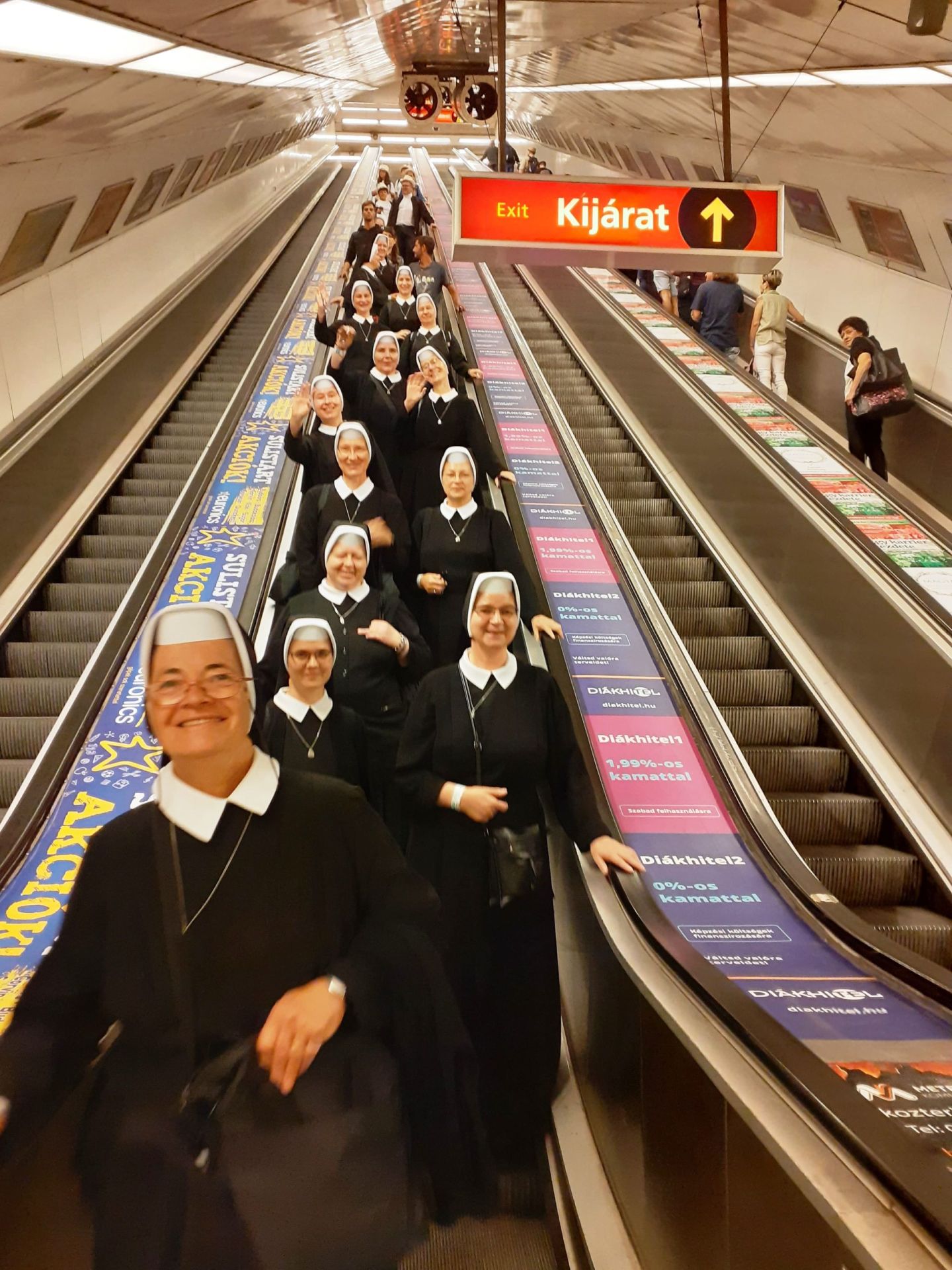 Assisi Szent Ferenc Leányai Kongregáció tagjai a mozgólépcsőn